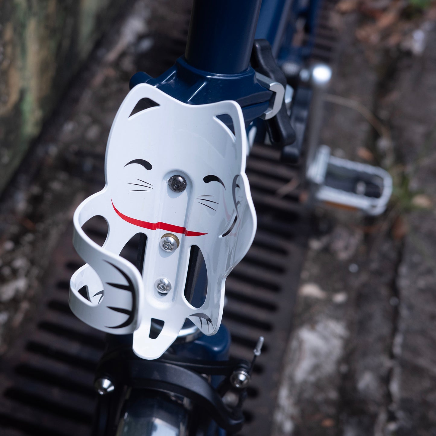 LUCKY CAT CAGE - White